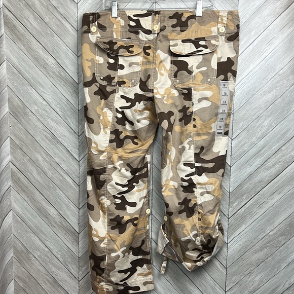 NWT Y2K Low Rise Cropped Camo Pants Bitten Size 18 - Picture 7 of 16